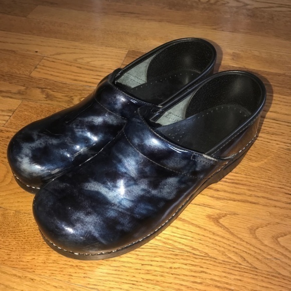 Dansko blue black marble shiny patent clogs 41